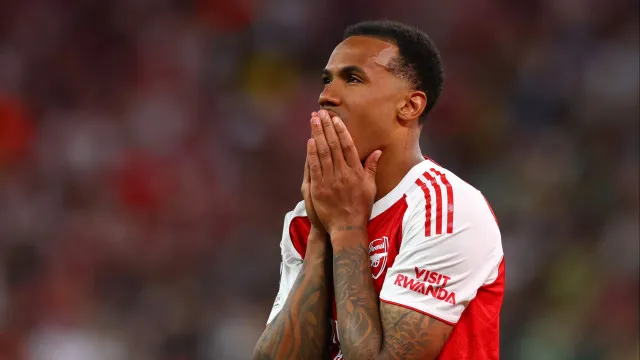 Vendas das camisas de Gabriel Magalhães aumentam 350% após pênalti perdido vendas-das-camisas-de-gabriel-magalhaes-aumentam-350%-apos-penalti-perdido
