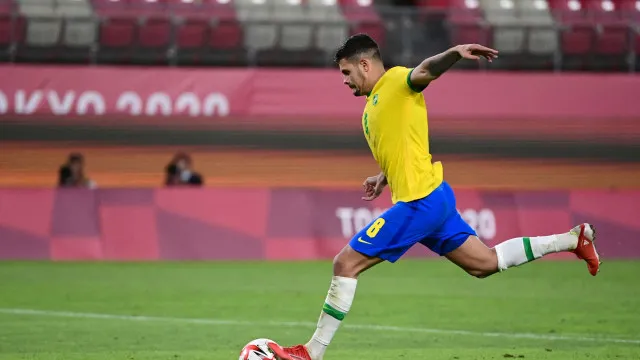 Bruno Guimarães faz campanha pela manutenção de Paquetá no meio-campo bruno-guimaraes-faz-campanha-pela-manutencao-de-paqueta-no-meio-campo