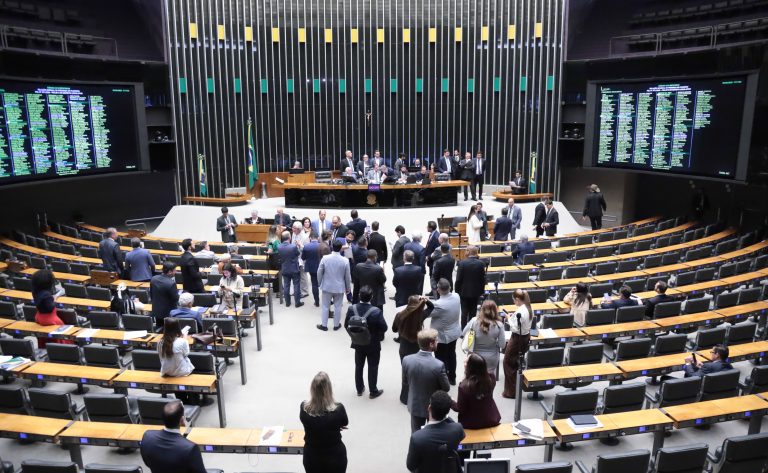 Câmara aprova regime de urgência para 18 projetos camara-aprova-regime-de-urgencia-para-18-projetos