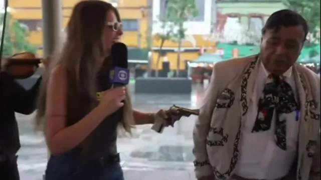 Repórter recebe arma durante transmissão da Copa do Mundo e viraliza nas redes reporter-recebe-arma-durante-transmissao-da-copa-do-mundo-e-viraliza-nas-redes
