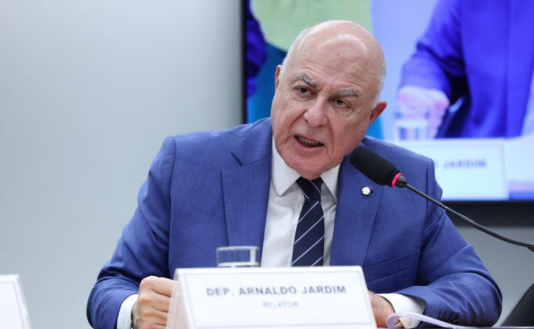 Pedido de vista adia votação da proposta que aumenta repasses federais para municípios pedido-de-vista-adia-votacao-da-proposta-que-aumenta-repasses-federais-para-municipios