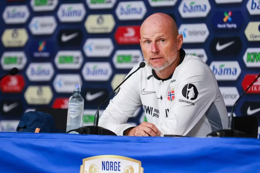 Técnico da Noruega critica EUA após interrogatório de atacante iraquiano: ‘Somos todos hipócritas’ tecnico-da-noruega-critica-eua-apos-interrogatorio-de-atacante-iraquiano:-‘somos-todos-hipocritas’