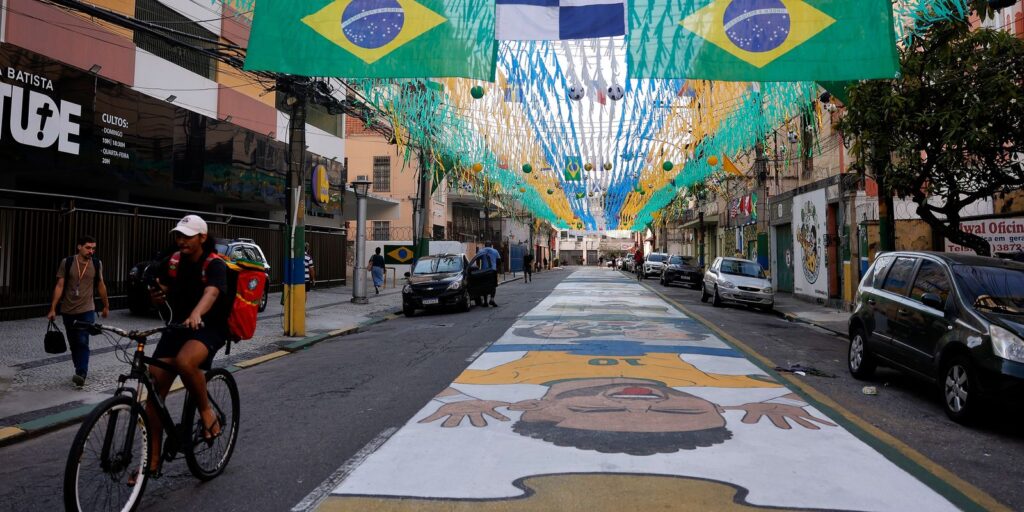 Ruas decoradas para Copa do Mundo reforçam vínculo comunitário no Rio ruas-decoradas-para-copa-do-mundo-reforcam-vinculo-comunitario-no-rio
