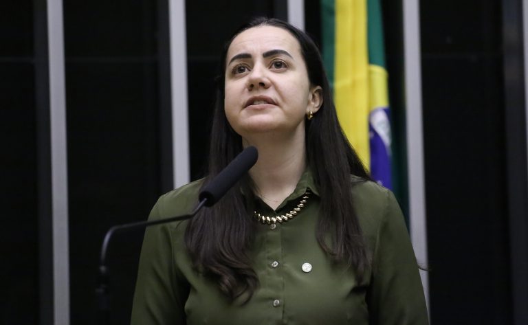 Comissão de Educação aprova proposta que exige noções de Libras de gestores escolares comissao-de-educacao-aprova-proposta-que-exige-nocoes-de-libras-de-gestores-escolares