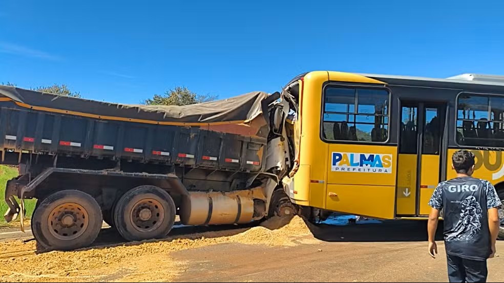 Motorista fica ferido após caminhão bater na traseira de ônibus do transporte coletivo na TO-010 motorista-fica-ferido-apos-caminhao-bater-na-traseira-de-onibus-do-transporte-coletivo-na-to-010
