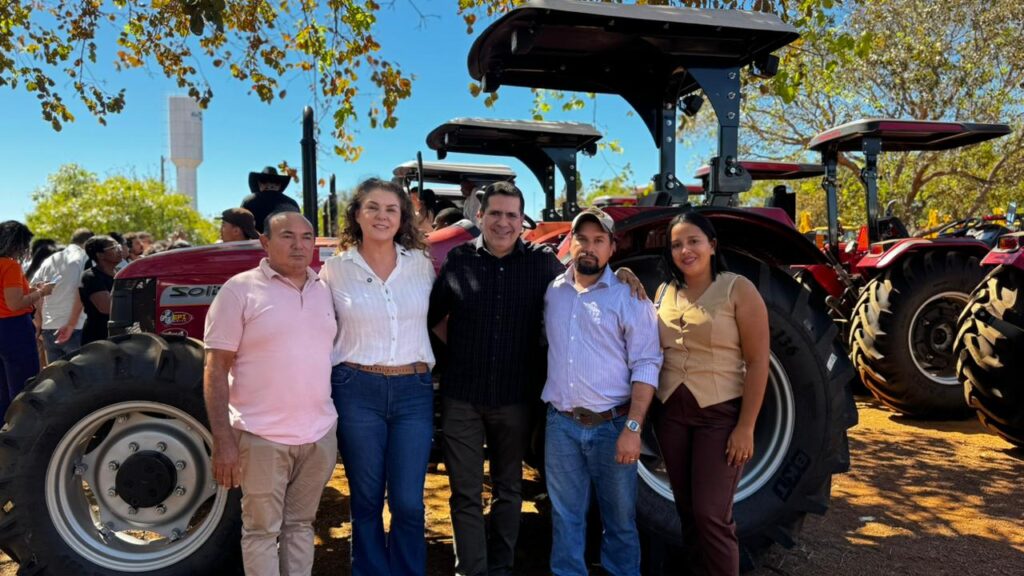 Com articulação de Marcus Marcelo, produtores rurais de Araguatins recebem trator via Codevasf com-articulacao-de-marcus-marcelo,-produtores-rurais-de-araguatins-recebem-trator-via-codevasf