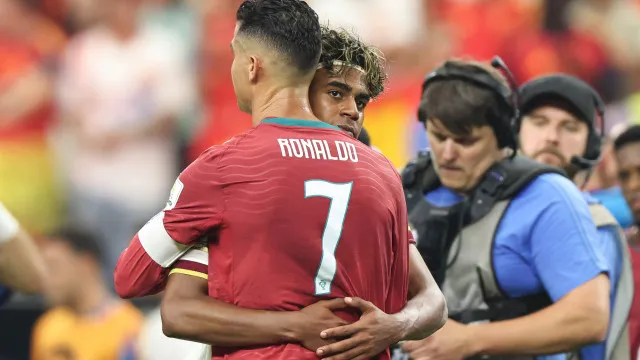 As imagens do abraço de Lamine Yamal a Cristiano Ronaldo no fim do jogo as-imagens-do-abraco-de-lamine-yamal-a-cristiano-ronaldo-no-fim-do-jogo