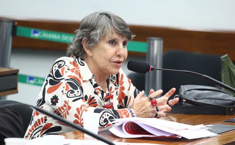 Comissão aprova projeto de lei que criminaliza a transfobia comissao-aprova-projeto-de-lei-que-criminaliza-a-transfobia