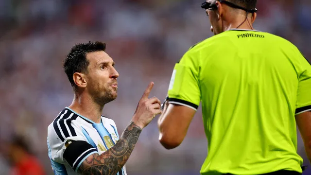 Messi explode contra árbitro português; veja as fotos da discussão messi-explode-contra-arbitro-portugues;-veja-as-fotos-da-discussao