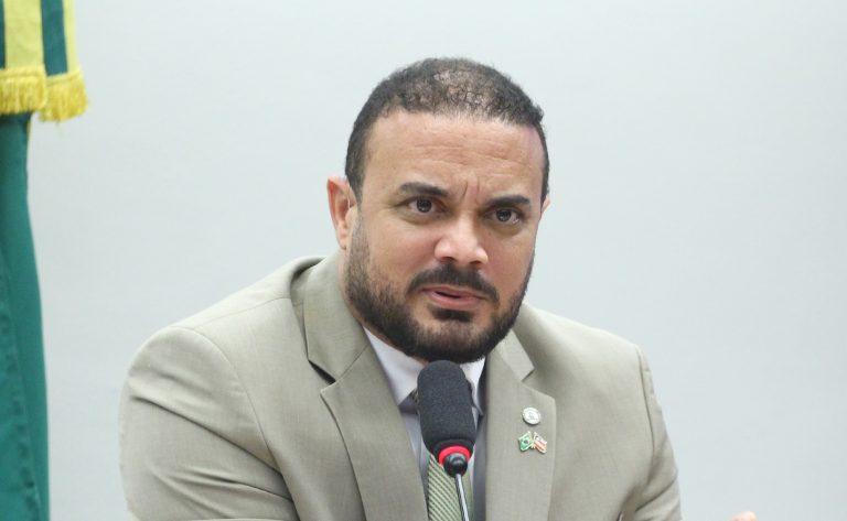 Projeto reconhece atividade de risco de auditores fiscais agropecuários e autoriza porte de arma projeto-reconhece-atividade-de-risco-de-auditores-fiscais-agropecuarios-e-autoriza-porte-de-arma