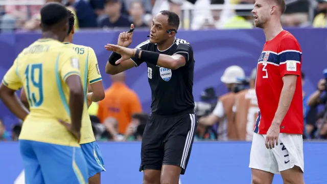 Árbitro com histórico ligado a Messi apitará Inglaterra x Argentina arbitro-com-historico-ligado-a-messi-apitara-inglaterra-x-argentina