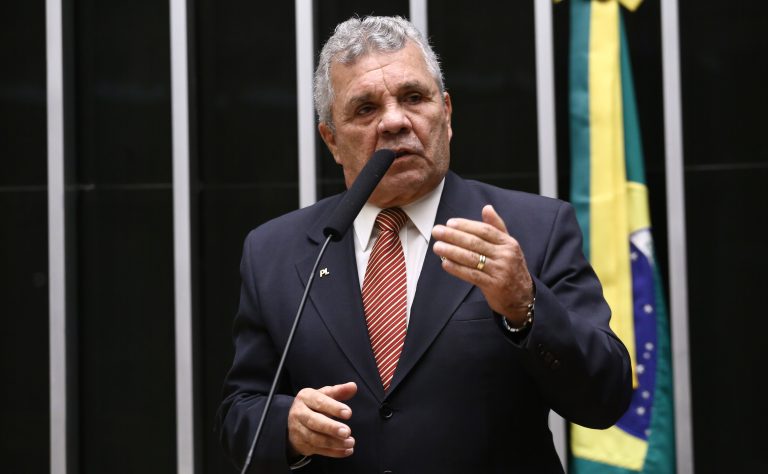 Comissão aprova projeto que proíbe armas para quem tem medida protetiva comissao-aprova-projeto-que-proibe-armas-para-quem-tem-medida-protetiva