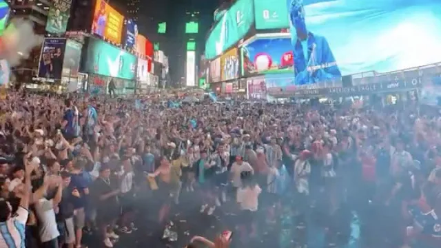 Torcedores da Argentina causam ‘loucura’ na Times Square noite adentro torcedores-da-argentina-causam-‘loucura’-na-times-square-noite-adentro