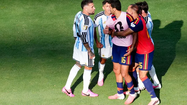 Otamendi parte para cima de Rodri após final e dispara: “Idiota” otamendi-parte-para-cima-de-rodri-apos-final-e-dispara:-“idiota”