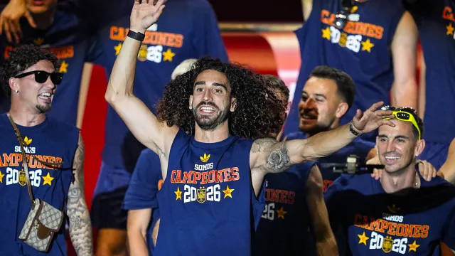 Cucurella cumpre promessa e tatua rosto de Luis de la Fuente cucurella-cumpre-promessa-e-tatua-rosto-de-luis-de-la-fuente