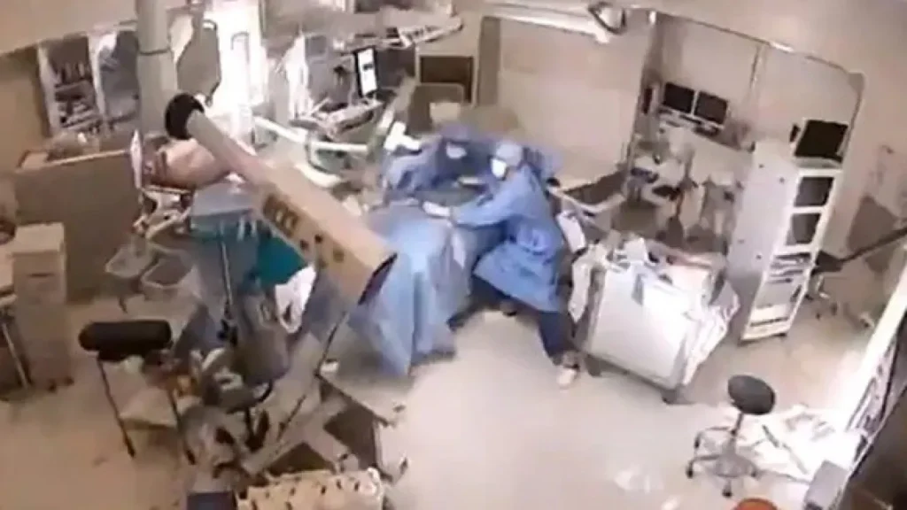 Médicos são surpreendidos por terremoto e protegem paciente em cirurgia medicos-sao-surpreendidos-por-terremoto-e-protegem-paciente-em-cirurgia