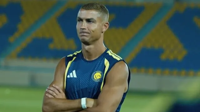 O que é isto? Cristiano Ronaldo volta de férias com visual surpreendente o-que-e-isto?-cristiano-ronaldo-volta-de-ferias-com-visual-surpreendente