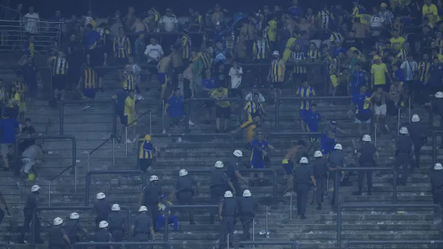 Cenas lamentáveis: torcidas e jogadores protagonizam brigas na Libertadores e Sul-Americana cenas-lamentaveis:-torcidas-e-jogadores-protagonizam-brigas-na-libertadores-e-sul-americana