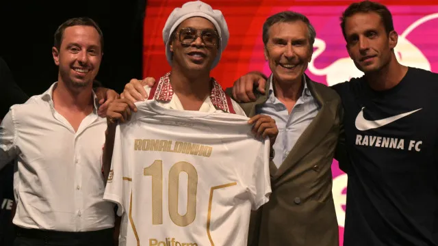 Ronaldinho Gaúcho é apresentado em clube da terceira divisão italiana ronaldinho-gaucho-e-apresentado-em-clube-da-terceira-divisao-italiana