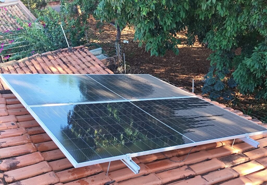Limpeza de placas solares exige cuidados para evitar acidentes; veja orientações limpeza-de-placas-solares-exige-cuidados-para-evitar-acidentes;-veja-orientacoes