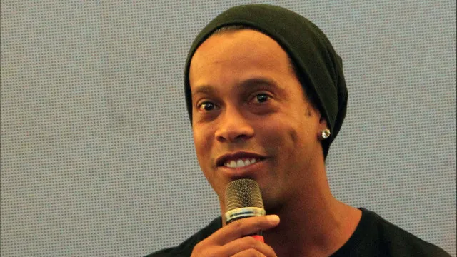 Ronaldinho é apresentado na Itália: ‘Vou jogar? Não sei, só o técnico sabe’ ronaldinho-e-apresentado-na-italia:-‘vou-jogar?-nao-sei,-so-o-tecnico-sabe’