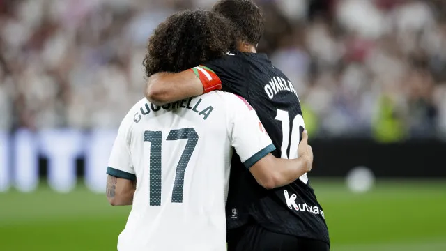 Cucurella transforma homenagem em gesto emocionante com Oyarzabal; veja cucurella-transforma-homenagem-em-gesto-emocionante-com-oyarzabal;-veja