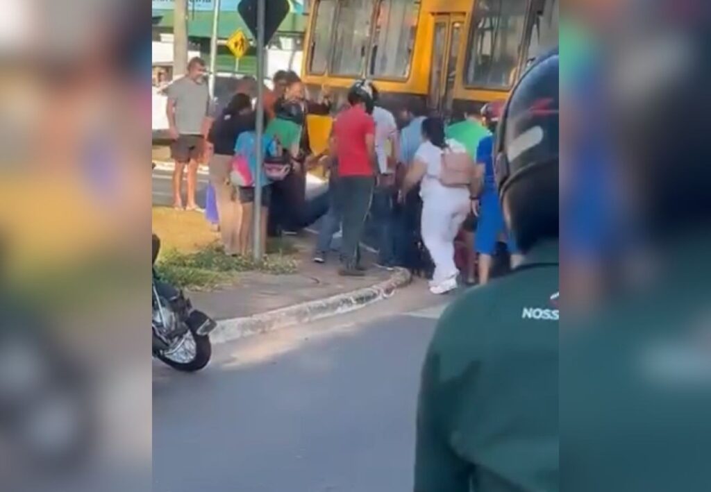 Mulher vai parar debaixo de ônibus após acidente e é resgatada com ajuda de pedestres no TO; mulher-vai-parar-debaixo-de-onibus-apos-acidente-e-e-resgatada-com-ajuda-de-pedestres-no-to;