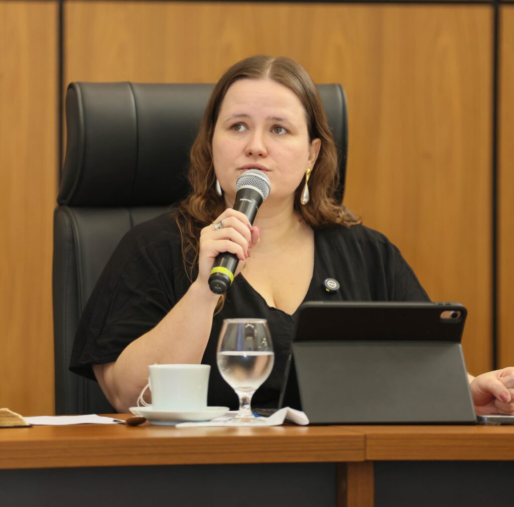 STJ impõe tornozeleira e restrições à ex-secretária Dhieine Caminski após soltura stj-impoe-tornozeleira-e-restricoes-a-ex-secretaria-dhieine-caminski-apos-soltura