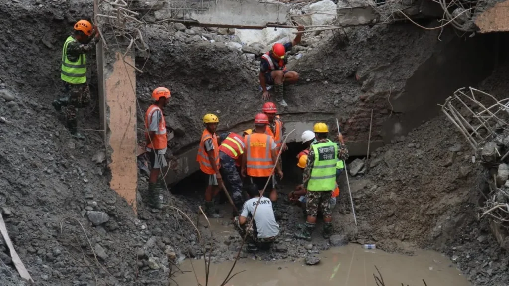 Vídeo: dois trabalhadores são resgatados com vida em túnel no Nepal video:-dois-trabalhadores-sao-resgatados-com-vida-em-tunel-no-nepal