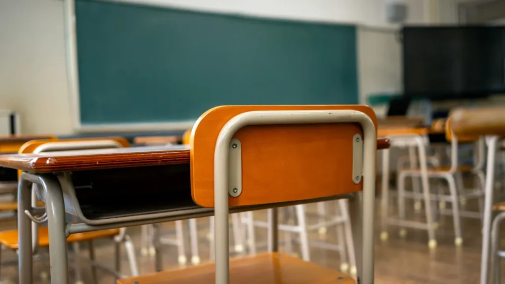 Menor esfaqueia professora na cabeça sob pretexto de ajuda com trabalho menor-esfaqueia-professora-na-cabeca-sob-pretexto-de-ajuda-com-trabalho