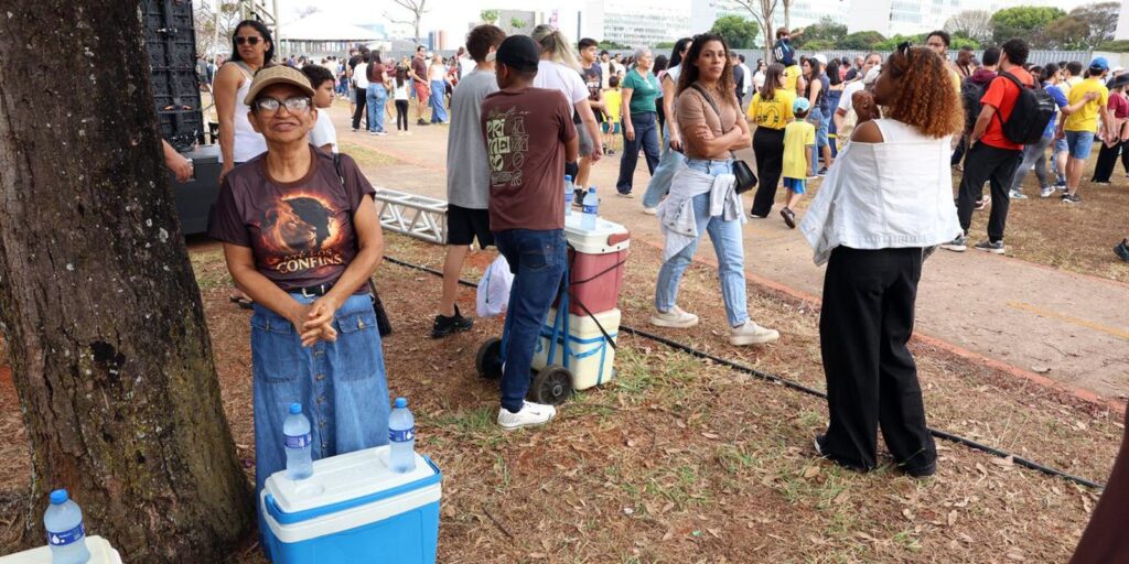 Ambulantes “desfilam” no 7 de Setembro em busca de sustento ambulantes-“desfilam”-no-7-de-setembro-em-busca-de-sustento