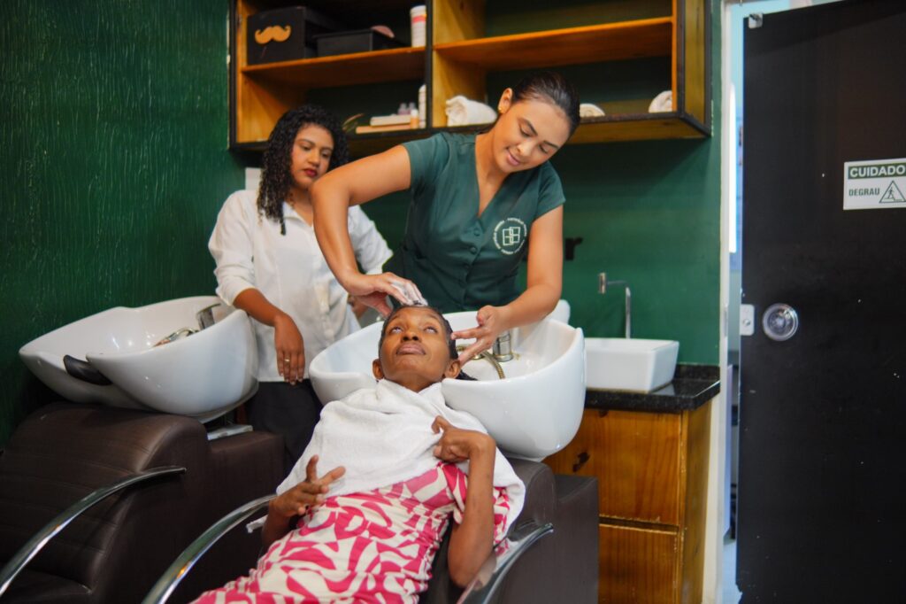 Assistidas do Centro-Dia de Araguaína têm spa day ofertado por salão de beleza assistidas-do-centro-dia-de-araguaina-tem-spa-day-ofertado-por-salao-de-beleza
