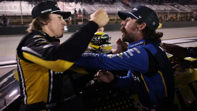 Pilotos da Nascar trocam socos após acidente durante corrida pilotos-da-nascar-trocam-socos-apos-acidente-durante-corrida