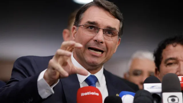 Flávio Bolsonaro pede prisão de servidor por repostar caso de Aparecida flavio-bolsonaro-pede-prisao-de-servidor-por-repostar-caso-de-aparecida